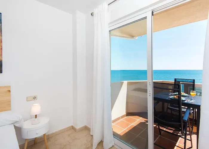 Апартаменты Privilege Of The Sea, 1st Line Carvajal Beach- 3rd Floor Фуэнхирола